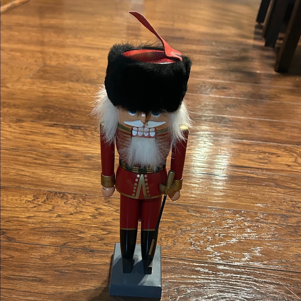 BUCKINGHAM PALACE QUEEN'S GUARD - ERZGEBIRGISCHE VOLKSKUNST GERMAN NUTCRACKER - Picture 2 of 9
